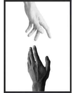Poster 50x70 B&W Hands Reach (planpackad)